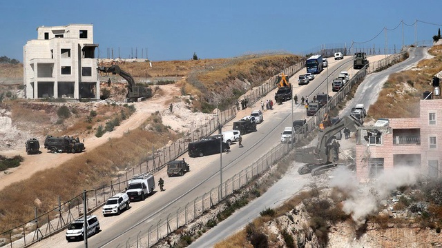 İsrail tartışmalı duvar yakınındaki köyde Filistinlilerin evlerini yıkıyor