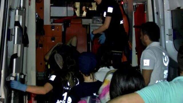 Otomobil, metrobüs durağındaki yolculara çarptı, 6 kişi yaralandı Otomobil, metrobüs durağındaki yolculara çarptı, 6 kişi yaralandı