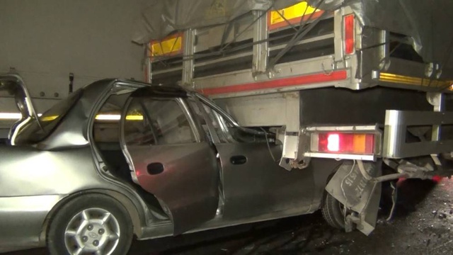 Otomobil TIR'a ok gibi saplandı: 1'i ağır 3 yaralı
