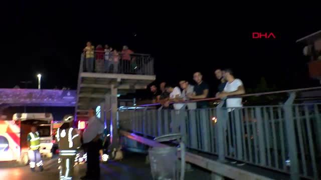 Otomobil, metrobüs durağındaki yolculara çarptı, 6 kişi yaralandı
