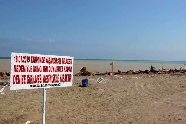 Sel nedeniyle Akçakoca'da denize girmek yasaklandı