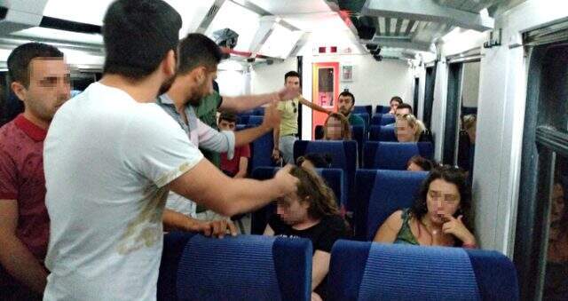 Yanında getirdiği evcil hayvan için kavga eden kadın, trene 2 saat rötar yaptırdı Yanında getirdiği evcil hayvan için kavga eden kadın, trene 2 saat rötar yaptırdı