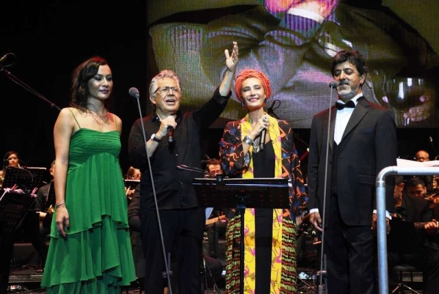 Zülfü Livaneli konserine gelen ünlüler Ekrem İmamoğlu ile fotoğraf çektirdi