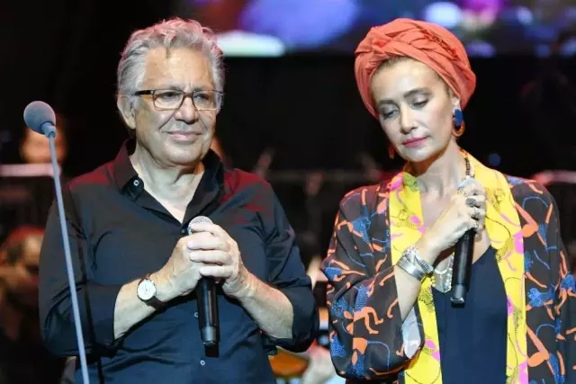 Zülfü Livaneli konserine gelen ünlüler Ekrem İmamoğlu ile fotoğraf çektirdi