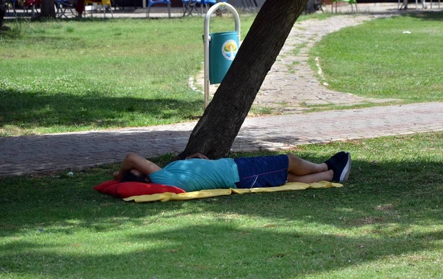 Termometrelerin 41 dereceyi gösterdiği Adana'da, serinlemek isteyen gençler tehlikeye aldırış etmedi