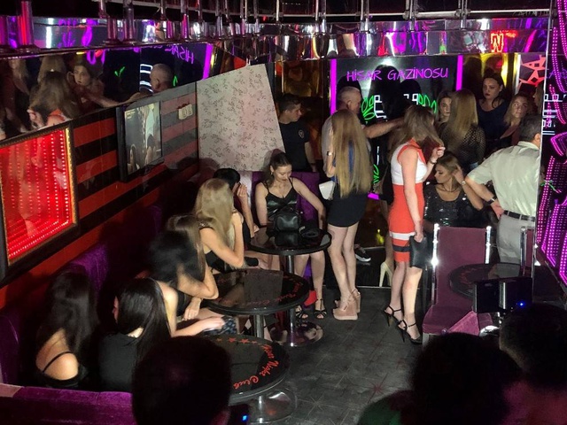 Eğlence mekanlarına 250 polisle gece yarısı baskını!
