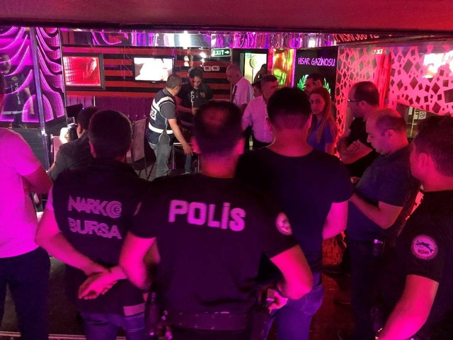Eğlence mekanlarına 250 polisle gece yarısı baskını!