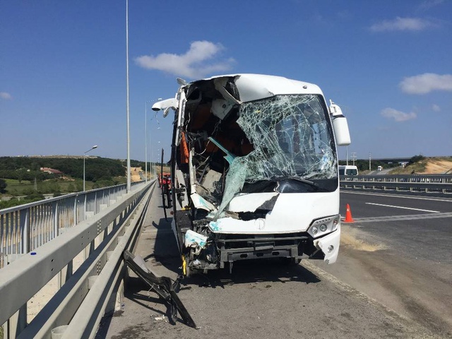 Havalimanı işçilerini taşıyan midibüs kaza yaptı! 12 yaralı