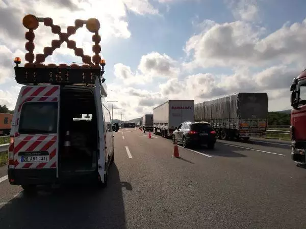 Köprü yolunda TIR devrildi: Trafik durma noktasına geldi