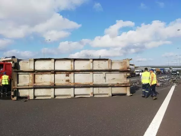 Köprü yolunda TIR devrildi: Trafik durma noktasına geldi