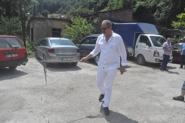 Mahalle arasında ezilmiş halde bulunan 3 metrelik su yılanı korku yarattı