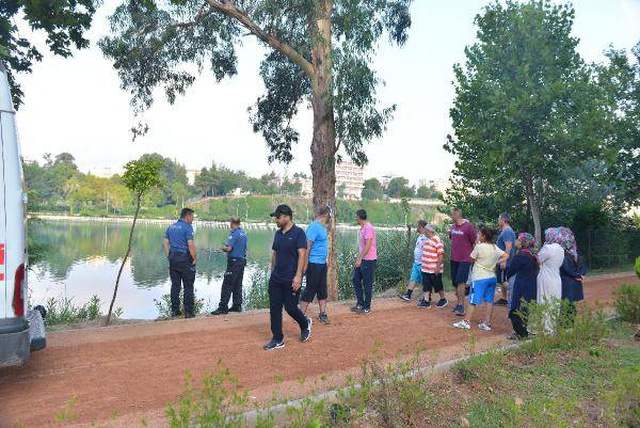 Nehirdeki cesedi fark eden vatandaşlar hemen polise haber verdi