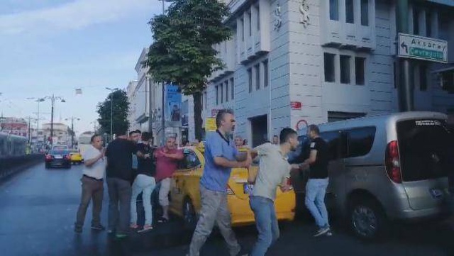 Taksici tartıştığı yolcusuna bıçakla saldırdı! O anlar kamerada