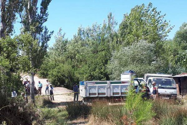 Tarlasında silahla vurulmuş olarak ölü bulundu