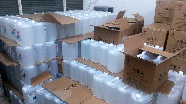 Adana'da 500 polisin katılımıyla gerçekleştirilen metil alkol operasyonunda 3 ton etil alkol ele geçirildi