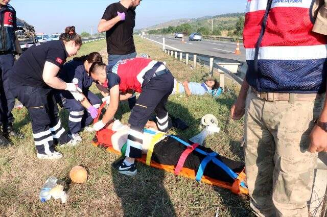 Cenazeden dönenleri taşıyan minibüs takla attı: 1 ölü, 10 yaralı Cenazeden dönenleri taşıyan minibüs takla attı: 1 ölü, 10 yaralı