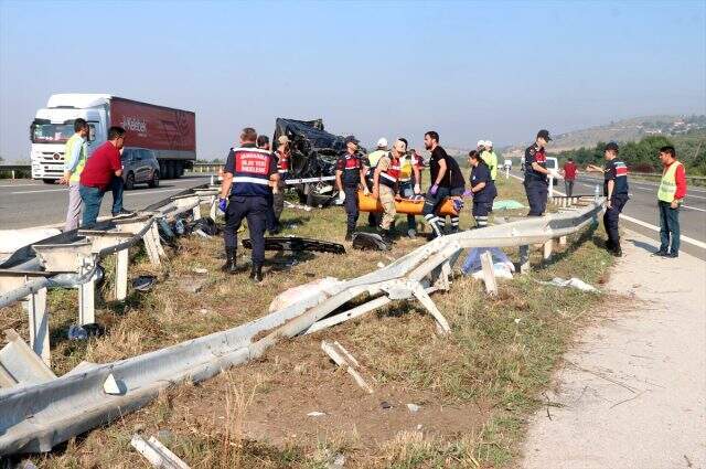 Cenazeden dönenleri taşıyan minibüs takla attı: 1 ölü, 10 yaralı Cenazeden dönenleri taşıyan minibüs takla attı: 1 ölü, 10 yaralı