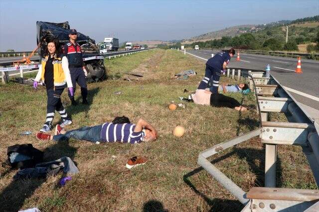 Cenazeden dönenleri taşıyan minibüs takla attı: 1 ölü, 10 yaralı Cenazeden dönenleri taşıyan minibüs takla attı: 1 ölü, 10 yaralı