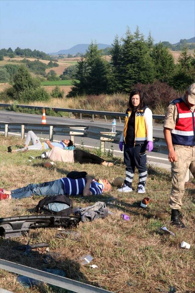Cenazeden dönenleri taşıyan minibüs takla attı: 1 ölü, 10 yaralı Cenazeden dönenleri taşıyan minibüs takla attı: 1 ölü, 10 yaralı