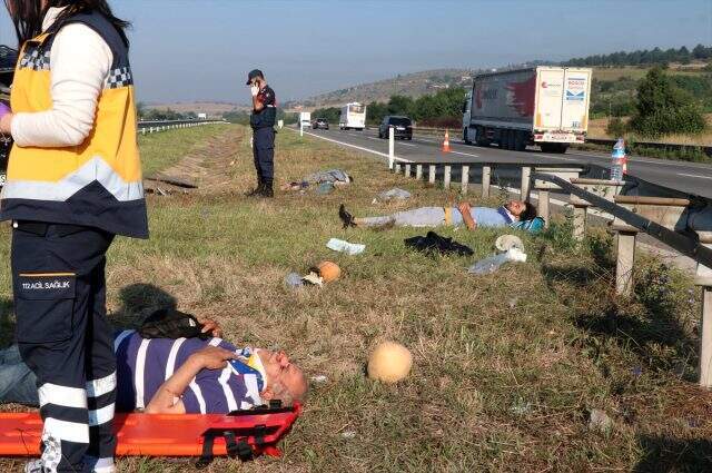 Cenazeden dönenleri taşıyan minibüs takla attı: 1 ölü, 10 yaralı Cenazeden dönenleri taşıyan minibüs takla attı: 1 ölü, 10 yaralı