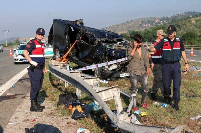 Cenazeden dönenleri taşıyan minibüs takla attı: 1 ölü, 10 yaralı Cenazeden dönenleri taşıyan minibüs takla attı: 1 ölü, 10 yaralı