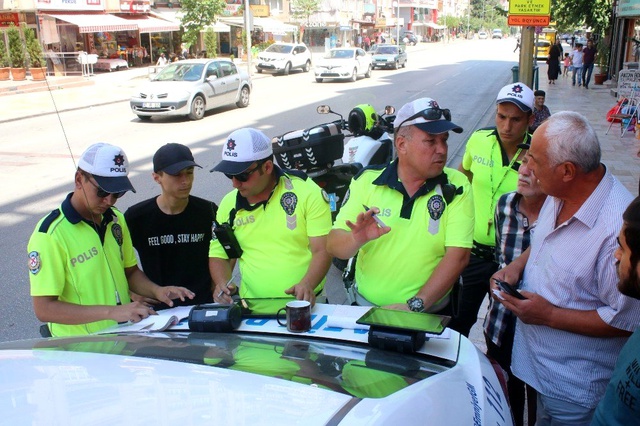 Ceza kesen polise vatandaştan tuhaf tepki: Bayram harçlığı mı çıkarıyorsunuz?