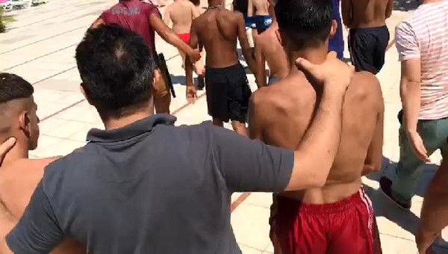 Motosikletli kapkaç çetesi havuz başında eğlenirken yakalandı