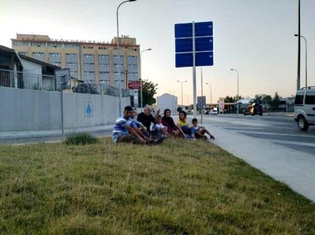 Şehit oğlunun isminin alt geçide verildiğini gören aile yere çöküp ağladı