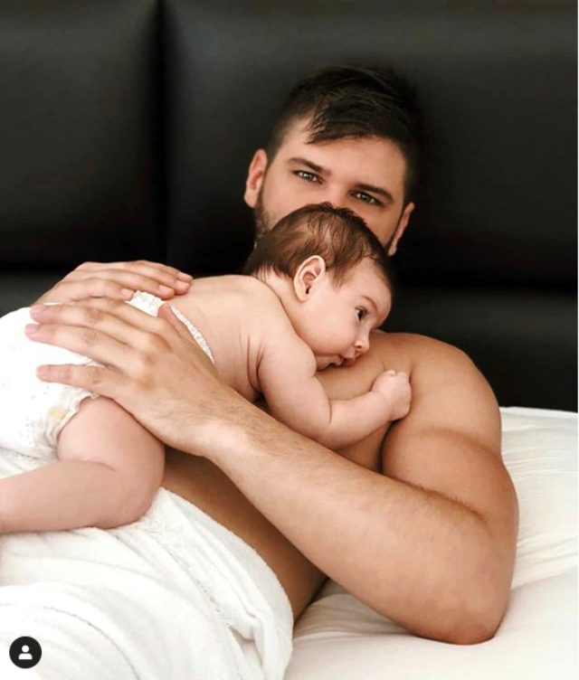 Tolgahan Sayışman, 2 aylık oğluyla birlikte fotoğrafını yayınladı!