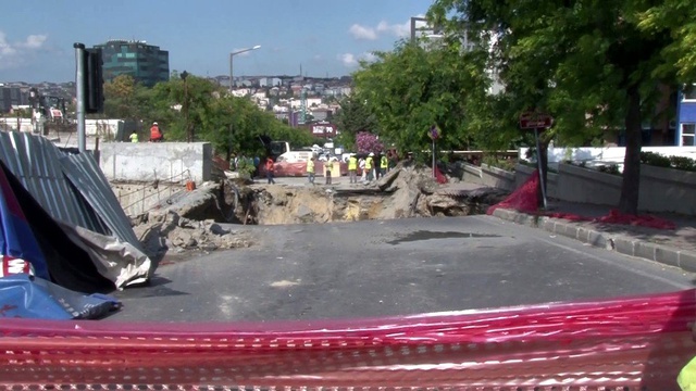 Bahçelievler'de, yüzlerce aracın geçtiği yol çöktü, facianın eşiğinden dönüldü!
