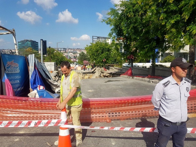 Bahçelievler'de, yüzlerce aracın geçtiği yol çöktü, facianın eşiğinden dönüldü!
