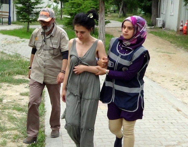 Sütyenli hırsızlık çetesi yakayı ele verdi