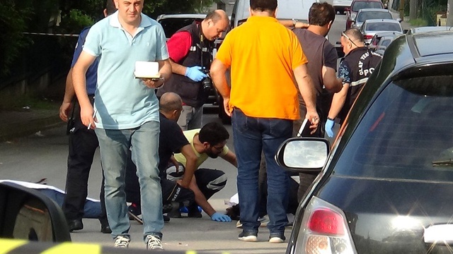 Sürekli tehdit ettiği eski karısını sokak ortasında öldürüp intihar etti!