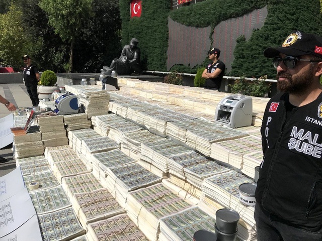 Tarihin en büyük sahte dolar operasyonunda ele geçirilmişlerdi! Böyle sergilendi