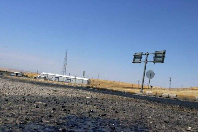 Termometreler 42 dereceyi gösterdi, asfalt eridi. Termometrelerin 42 dereceyi gösterdiği Diyarbakır'da asfalt eridi