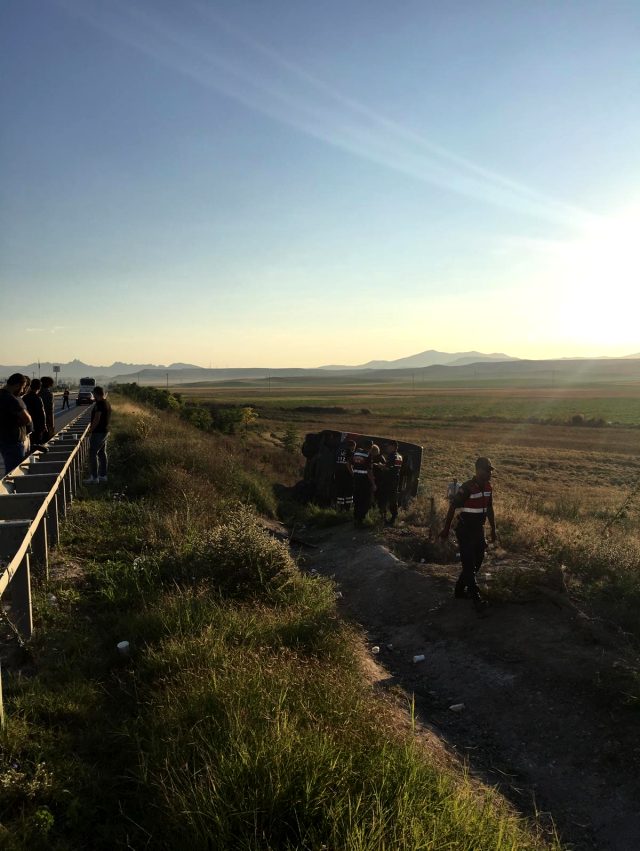 Şehirler arası yolcu otobüsü kaza yaptı: 13 yaralı