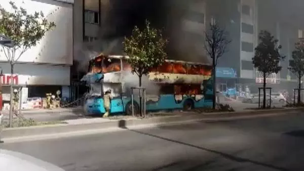 İstanbul'da çift katlı özel halk otobüsü alev alev yandı
