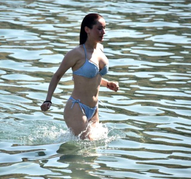 Şarkıcı Elif Kaya bikinisiyle sahilde amuda kalktı