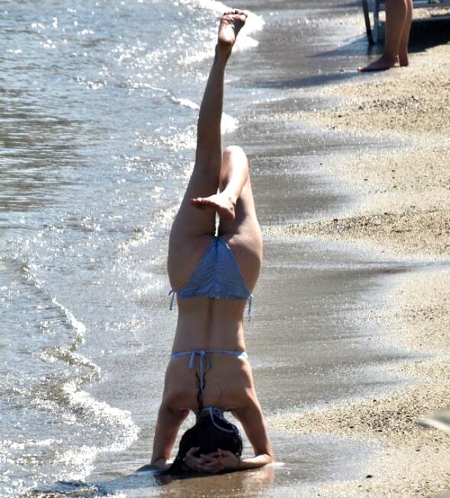Şarkıcı Elif Kaya bikinisiyle sahilde amuda kalktı