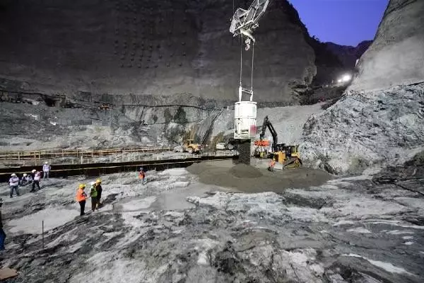 Su altında kalacak Yusufeli'ne ziyaretçi akını yaşanıyor