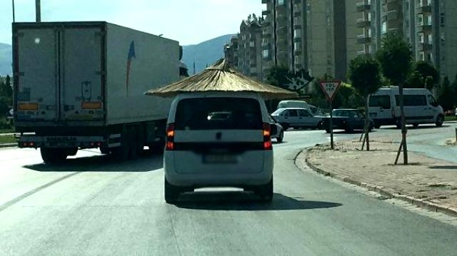 Trafikteki plaj şemsiyeli araç görenleri şaşkına çevirdi