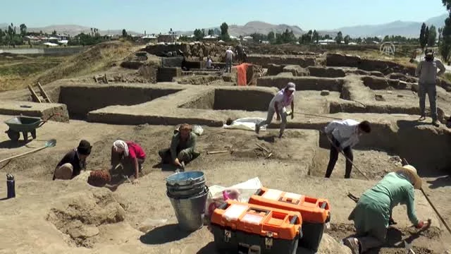 Kafatası olmayan 2 bin 700 yılık kadın iskeleti bulundu
