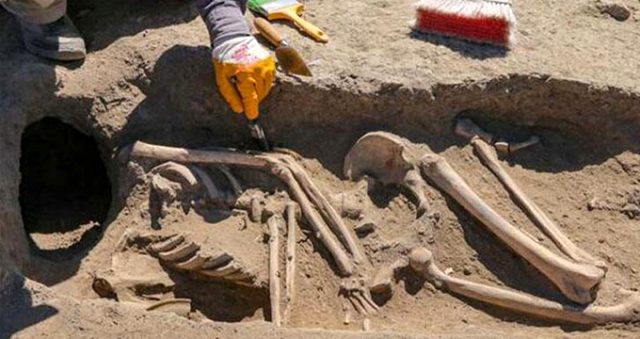 Kafatası olmayan 2 bin 700 yılık kadın iskeleti bulundu
