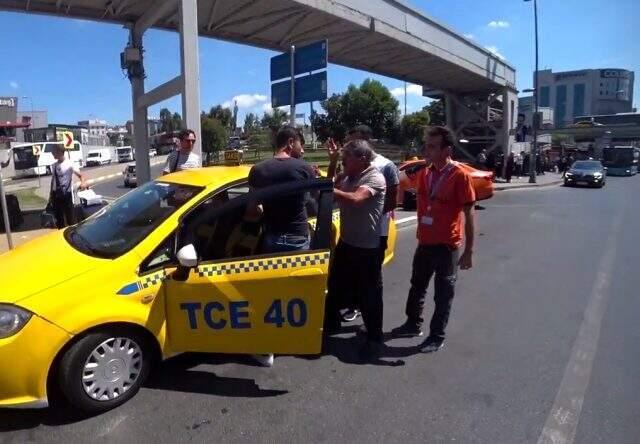 İstanbul'da, taksicilerin sıra kavgasını vatandaşlar ayırdı! O anlar kamerada