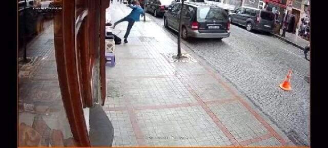 Yolda yürüyen genç kızı tekmeleyip bayıltan saldırgan, yeniden gözaltına alındı