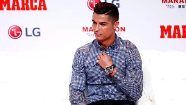 Cristiano Ronaldo, Perez ile sarılınca yapılan tezahürat dikkat çekti! Real Madridli taraftarların Cristiano Ronaldo'nun, <a class='keyword-sd' href='/florentino-perez/' title='Florentino Perez'>Florentino Perez</a> ile sarılması sonrası yaptığı tezahürat dikkat çekti!