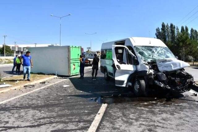 Özel harekatçıların minibüsü kamyonetle çarpıştı: 4'ü polis, 6 yaralı Özel harekatçıların minibüsü kamyonetle çarpıştı: 4'ü polis, 6 yaralı