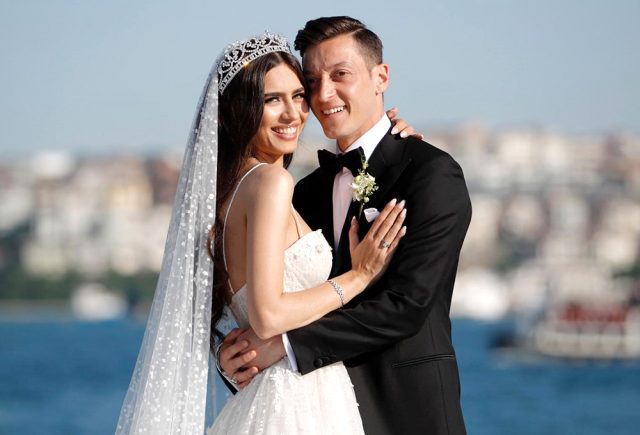 5 gün önce bıçaklı saldırıya uğrayan Mesut Özil, eşi Amine Gülşe'ye özel koruma tuttu