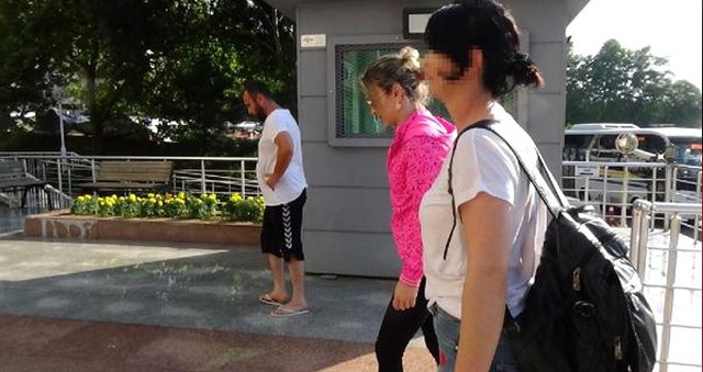 Boşanma aşamasındaki eşini otomobilde uygunsuz vaziyette bastı! Ortalık karıştı