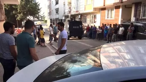 Kız çocuğuna tacizi duyan mahalleli, 6 göçmeni bodrum katına hapsetti! Polis, zırhlı araçla çıkardı